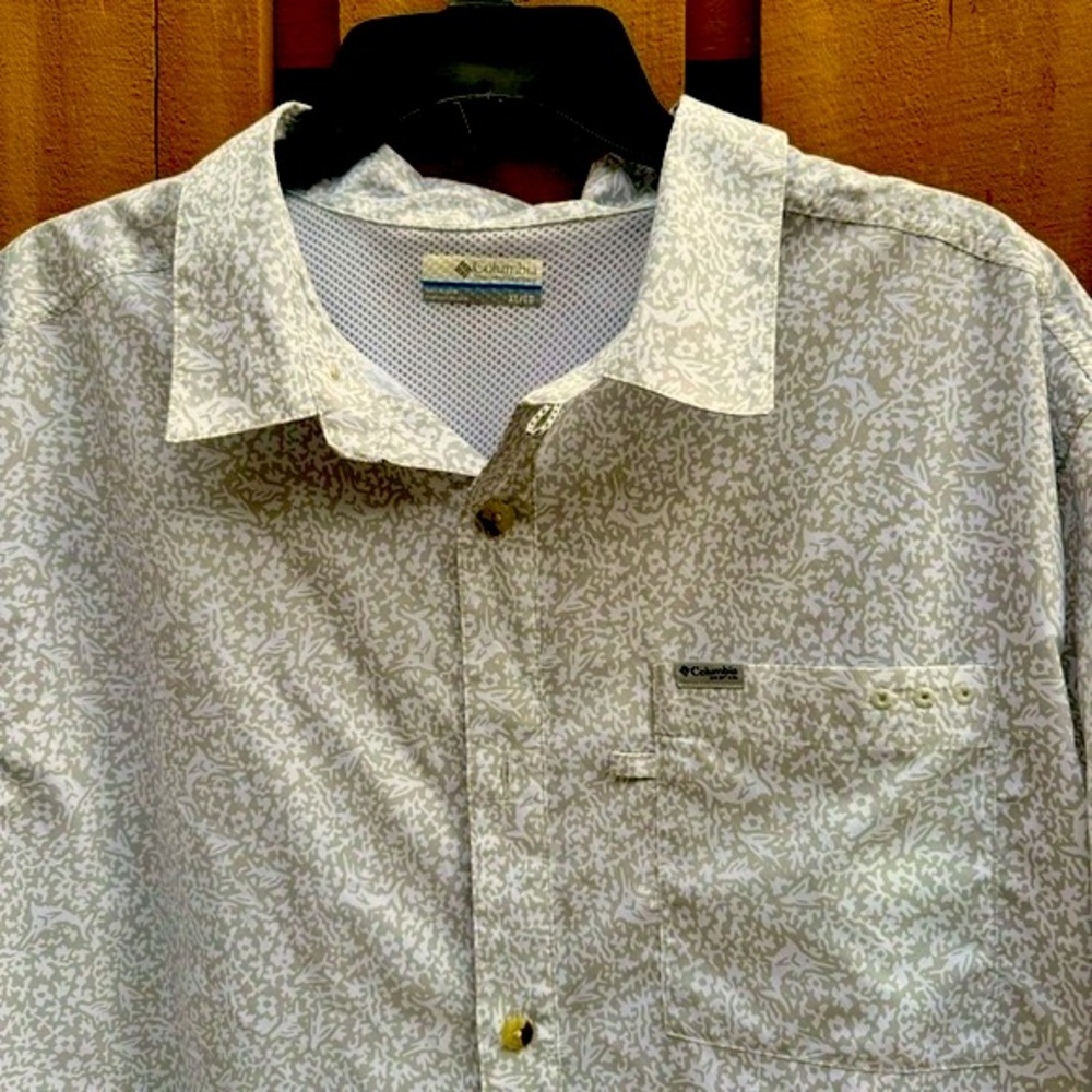 COLUMBIA. Men’s PFG. Vented. Omni-Shade White/Tan printed Shirt. Size XL.